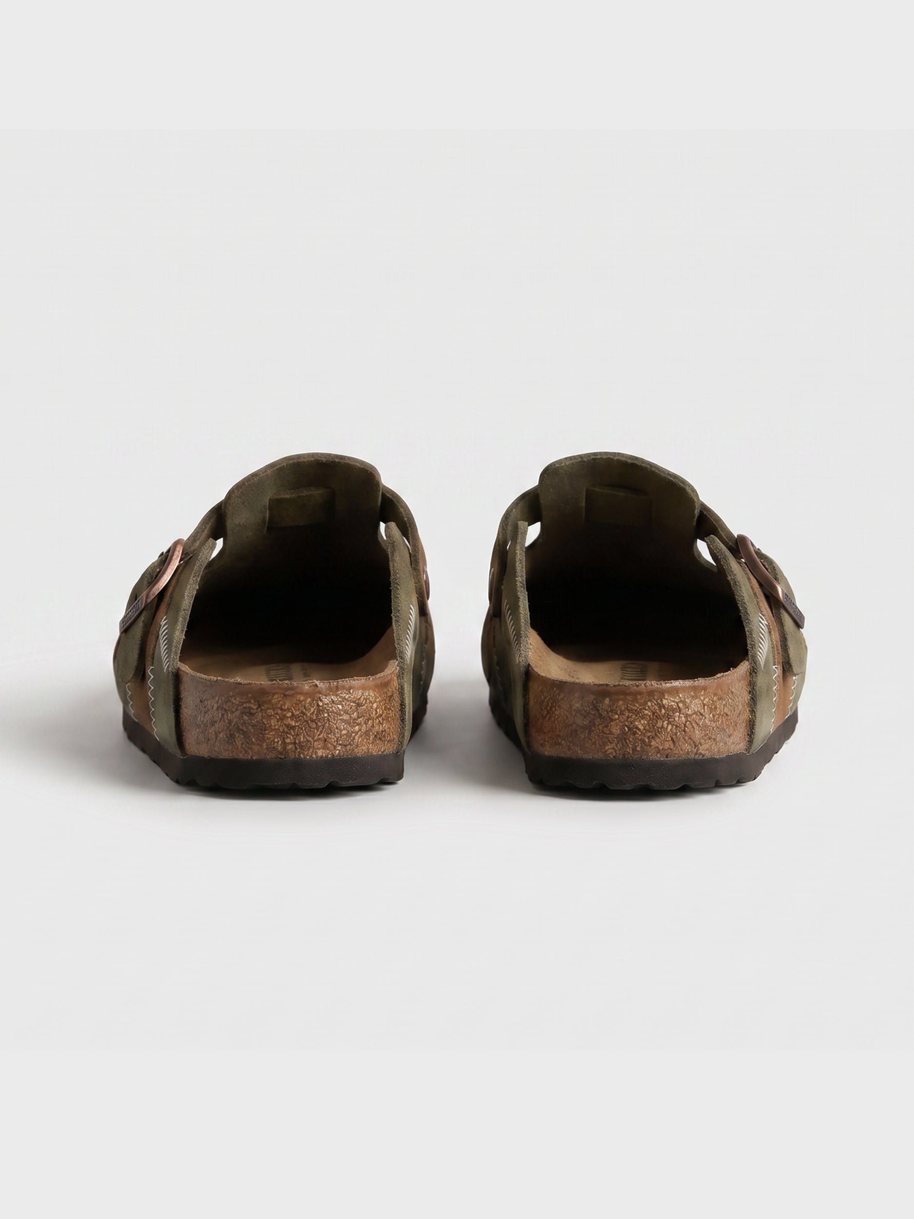 Beige Damen Clogs aus Veloursleder mit Profilsohle in Unteransicht