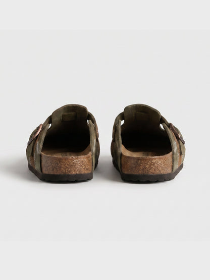 Beige Damen Clogs aus Veloursleder mit Profilsohle in Unteransicht