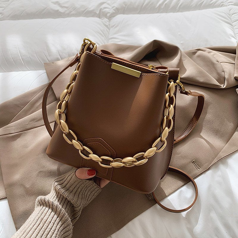 Vegane Leder-Beuteltasche mit goldener Kettenhenkel