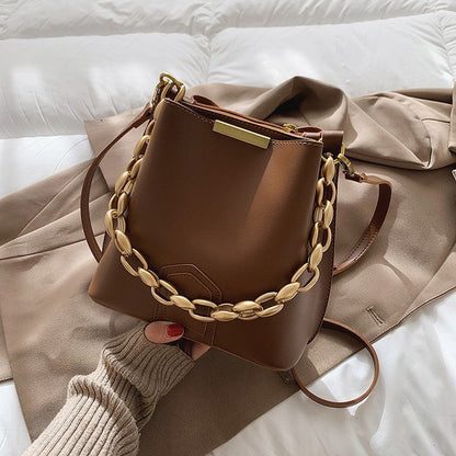 Vegane Leder-Beuteltasche mit goldener Kettenhenkel