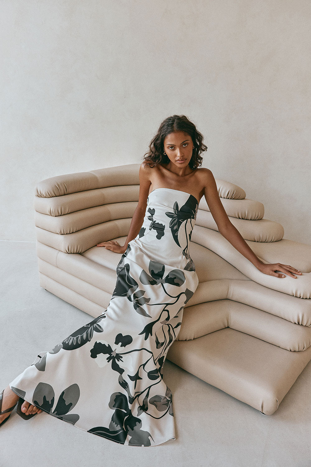 Damen Musterkleid mit Printdetail in Rückansicht