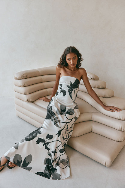 Damen Musterkleid mit Printdetail in Rückansicht