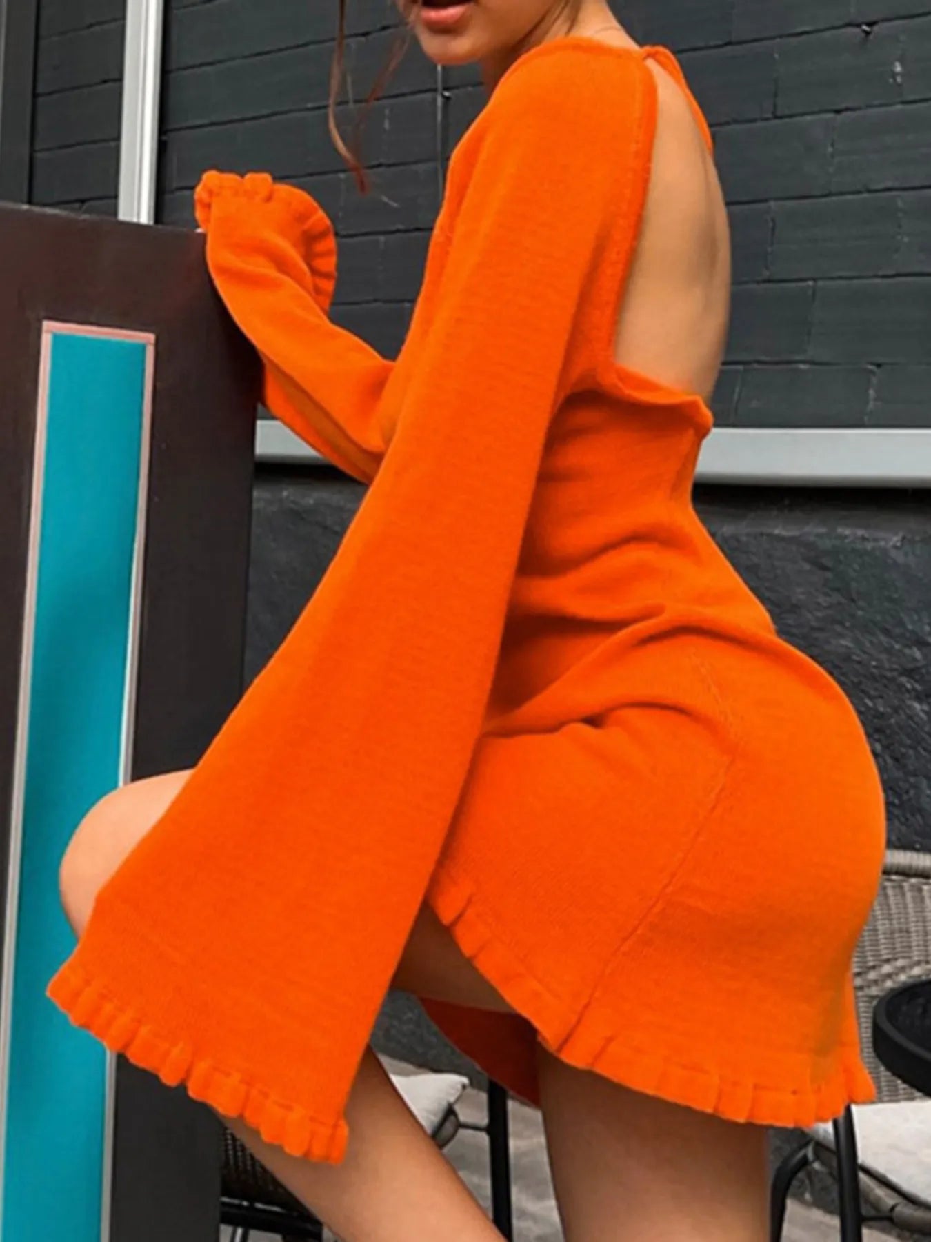 Langärmliges, rückenfreies Strickkleid