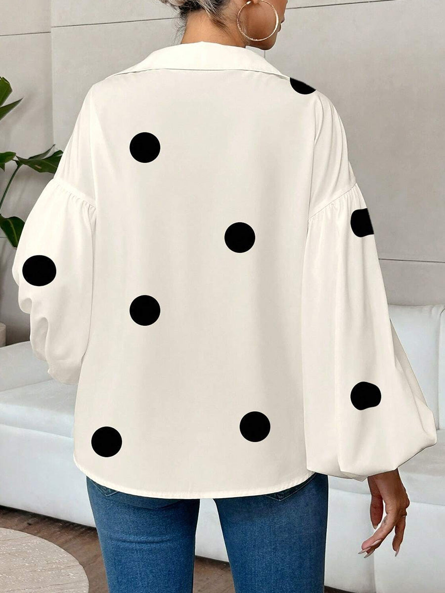 Seitliche Ansicht der lockeren Damenbluse mit Polka-Dot-Muster
