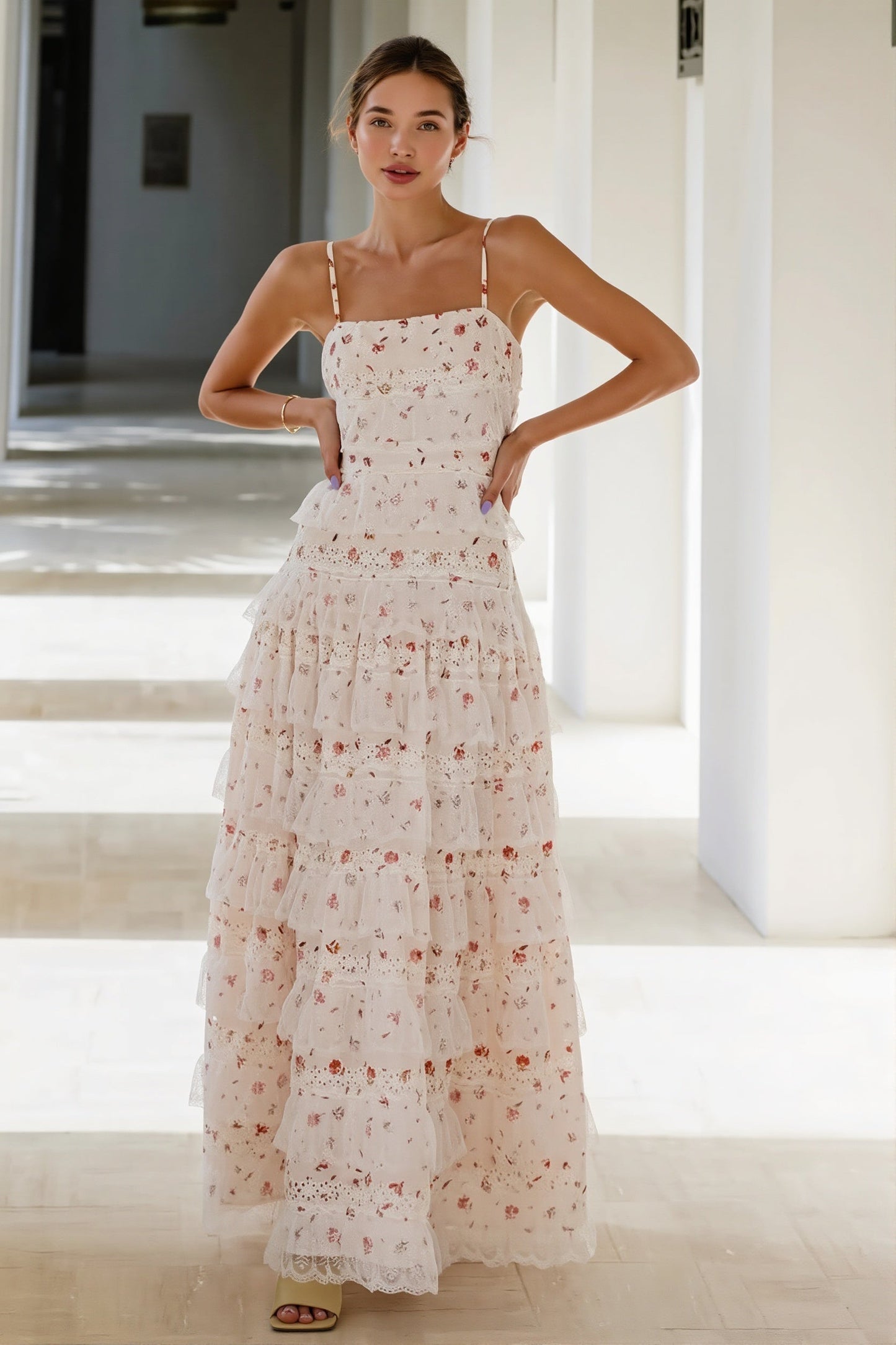 Damen-Maxikleid mit Spitze und Volantsaum in frontaler Ansicht