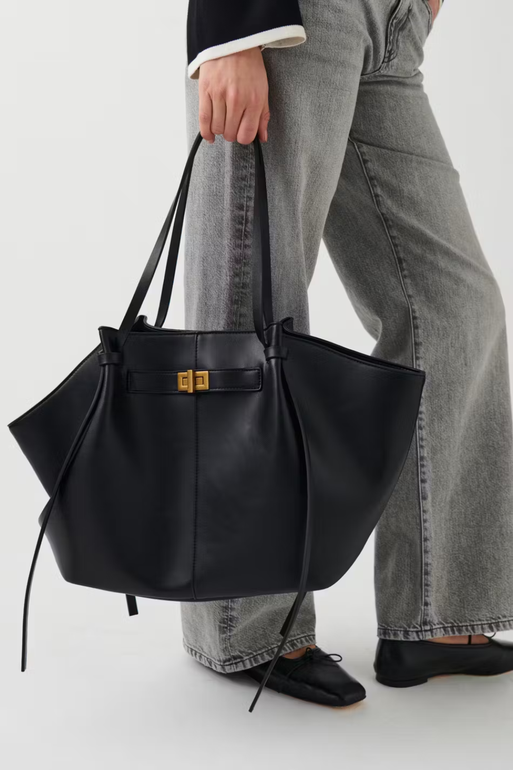 Livana Tote Schwarz | Große Tote Bag aus veganem Ultrafiber mit Laptopfach und goldenen Details für Damen