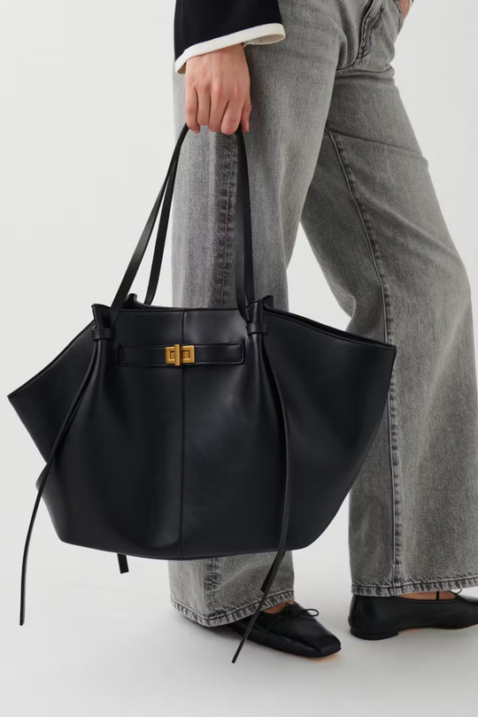 Livana Tote Schwarz | Große Tote Bag aus veganem Ultrafiber mit Laptopfach und goldenen Details für Damen