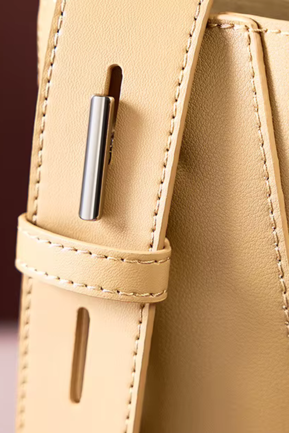 Casual Karamell | Schlichte Umhängetasche aus veganem Ultrafiber mit Laptopfach und goldenen Details für Damen
