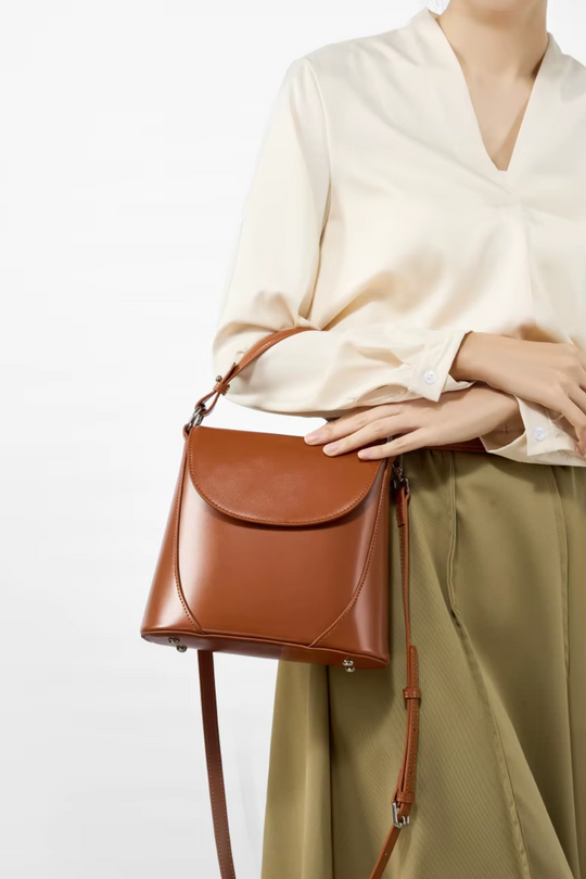 Éloria Caramel | Vielseitige elegante Handtasche aus veganem Leder mit Schulterriemen für Damen