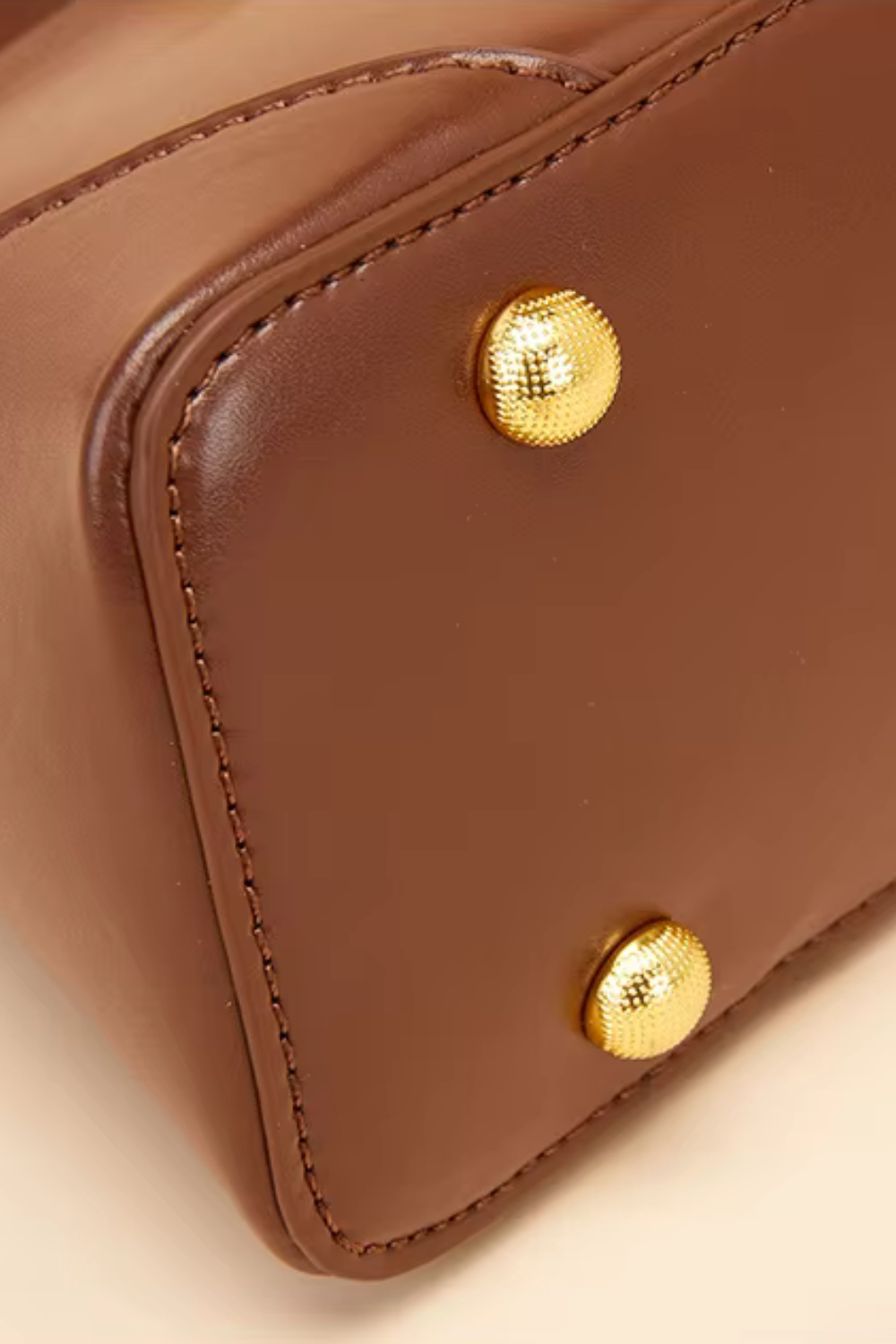 Celeste Cacao | Kompakte Handtasche aus veganem Ultrafiber mit goldenen Details für Damen