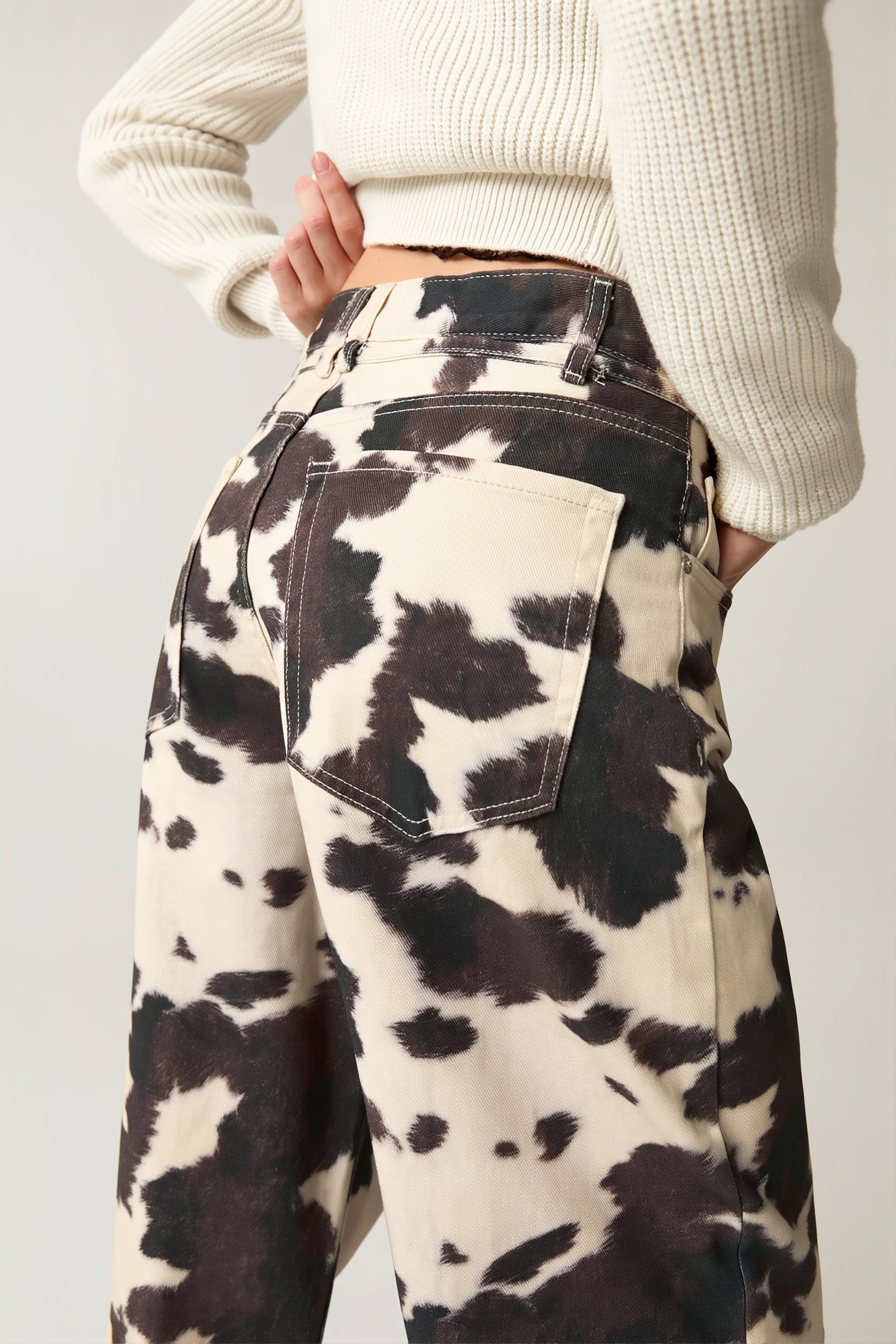 Detailansicht des Kuhmusters und der hohen Taille der Damenjeans
