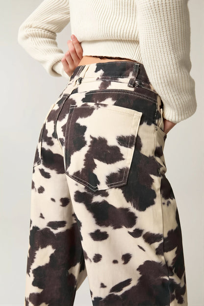 Detailansicht des Kuhmusters und der hohen Taille der Damenjeans