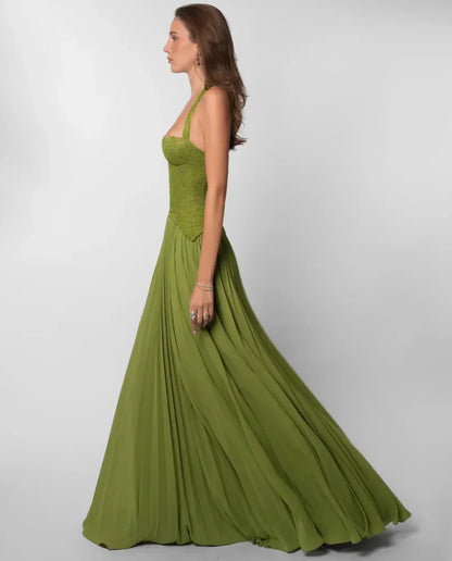 Fließendes Maxikleid in lebendigen Farben