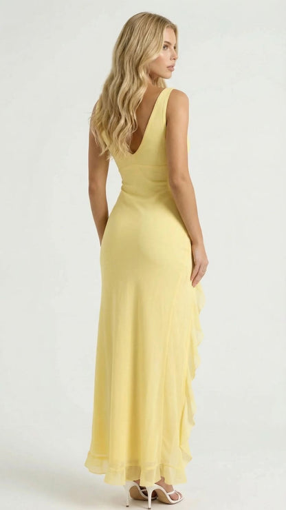 Maxikleid mit Rüschen und Oberschenkelschlitz