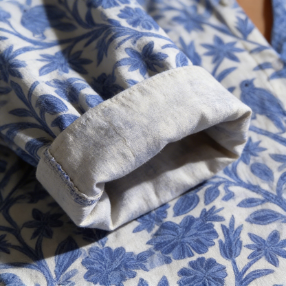 Damenbluse mit blauem Blumenmuster