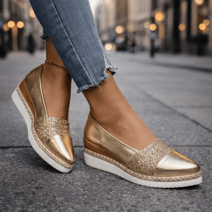Keilsandaletten für Damen mit funkelndem Glitzerband in Nahaufnahme