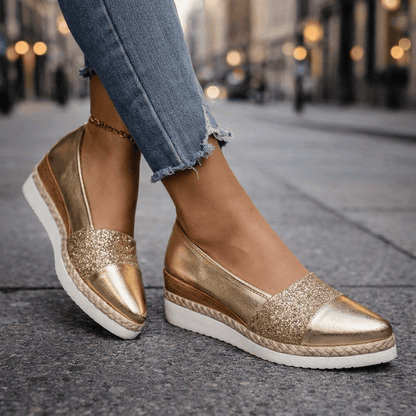 Keilsandaletten für Damen mit funkelndem Glitzerband in Nahaufnahme