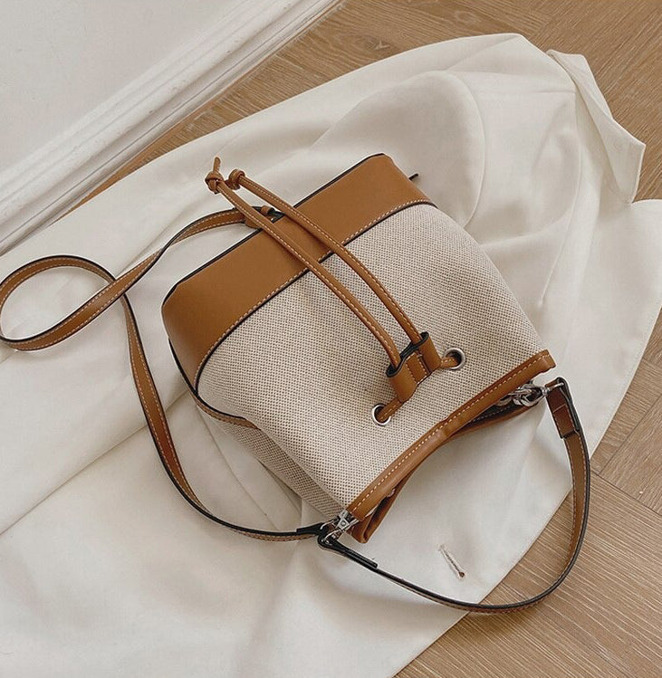 Canvas-Eimer-Tasche mit veganem Lederbesatz und Kordelverschluss