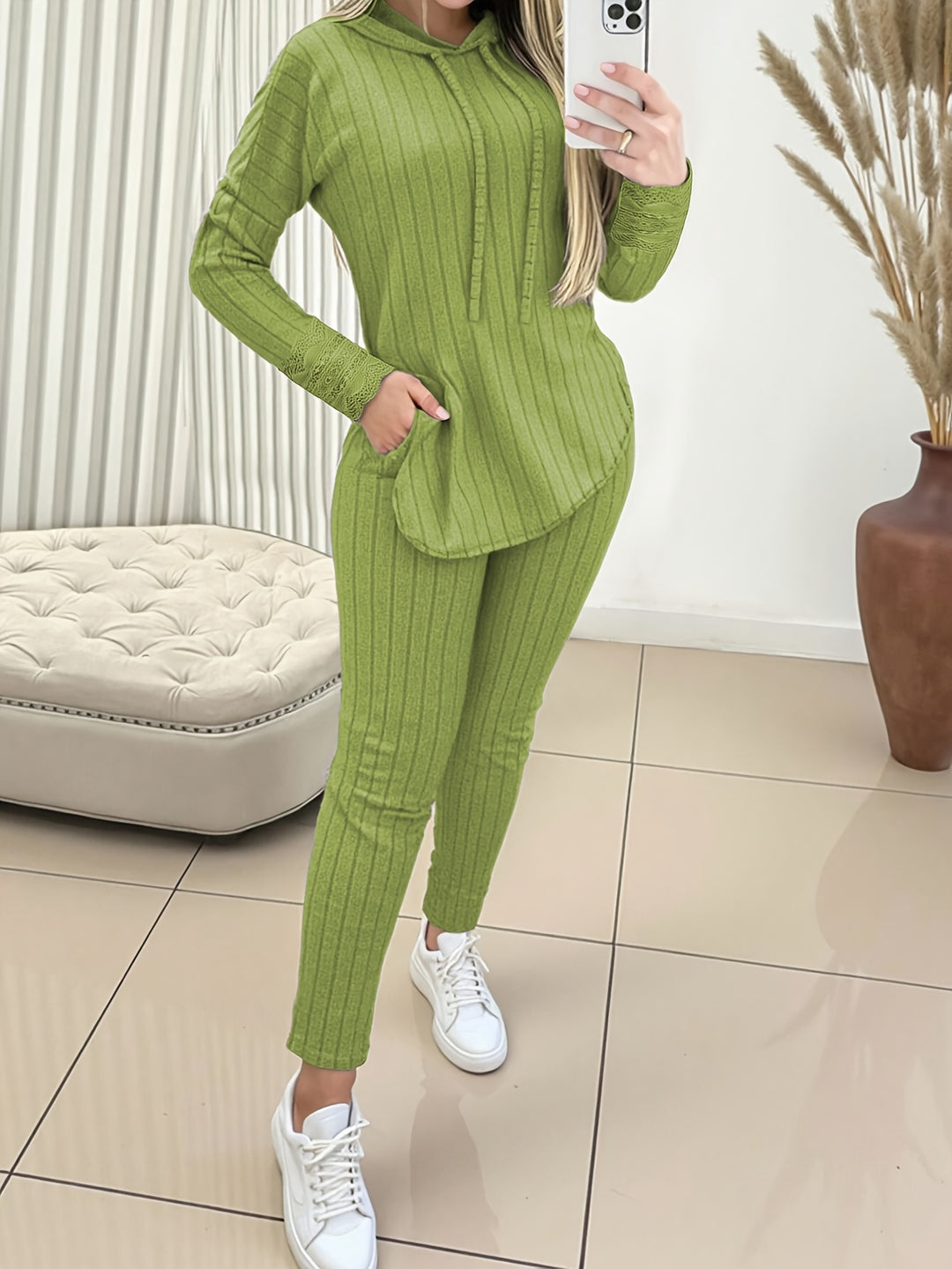 Zweiteiliges Strickset mit Kapuzenpullover und Hose für Damen