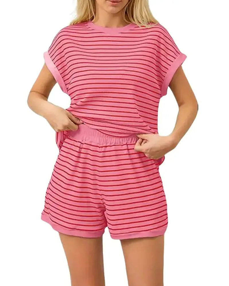Sommerliches Damen Set mit gestreiftem T-Shirt und lockerer Shorts