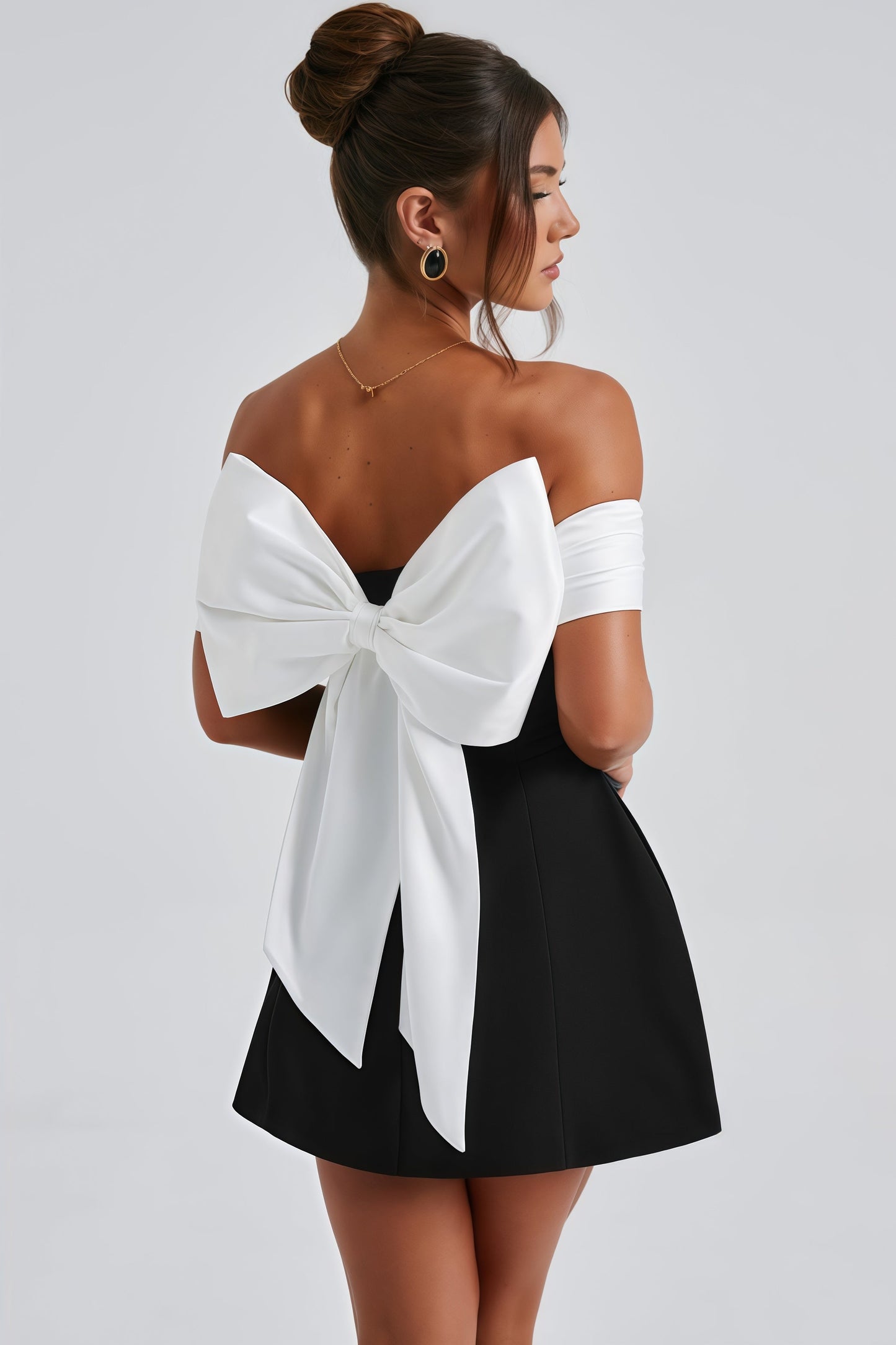 Schulterfreies Bardot-Minikleid aus Krepp Schwarz Weiß
