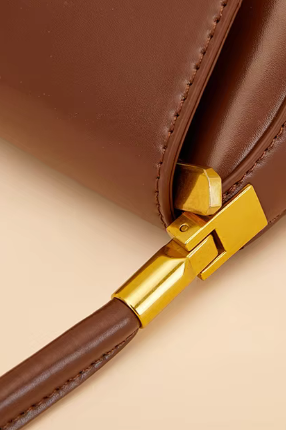 Celeste Cacao | Kompakte Handtasche aus veganem Ultrafiber mit goldenen Details für Damen