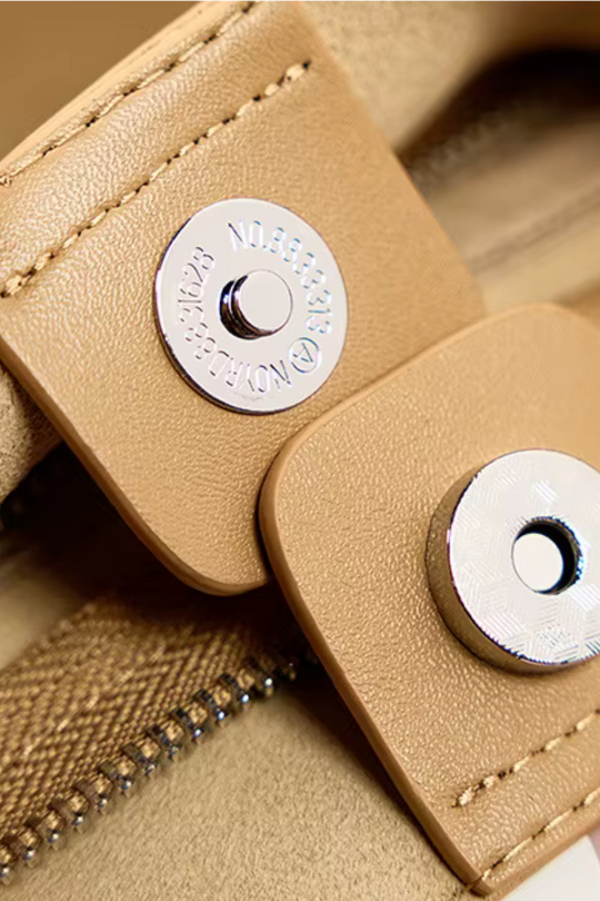 Casual Karamell | Schlichte Umhängetasche aus veganem Ultrafiber mit Laptopfach und goldenen Details für Damen