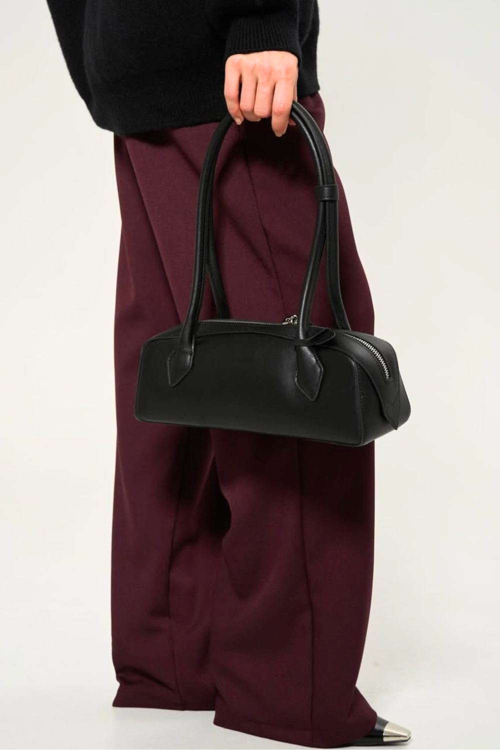 Ensara Noir | Schlanke Handtasche aus veganem Ultrafiber mit strukturiertem Design für Damen