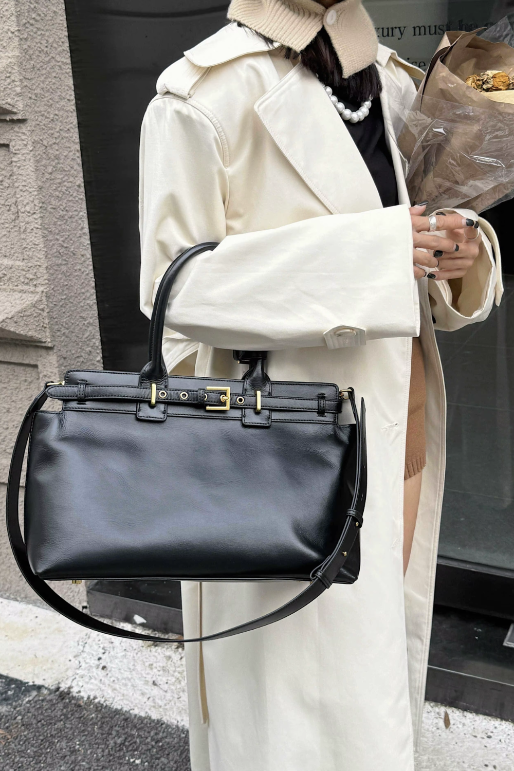 LuxeBel Noir | Elegante große Business-Handtasche aus veganem Leder mit goldenen Details für Damen
