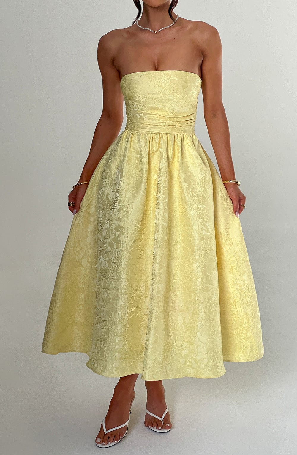 Blumiges Jacquard-Trägerloses Midikleid Zitrone