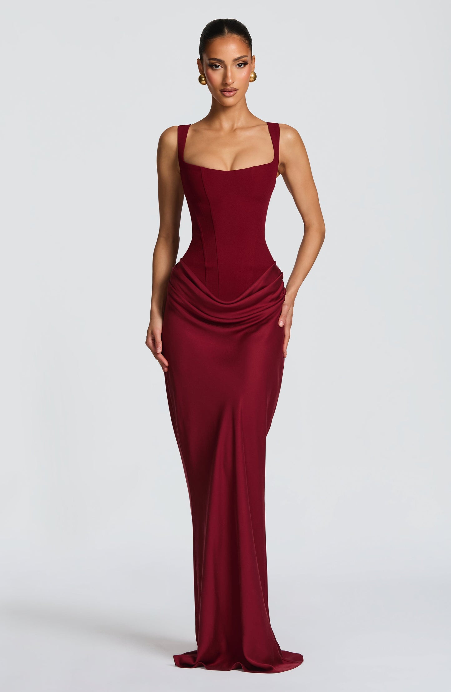 Maxikleid aus Krepp-Satin mit Wasserfallausschnitt und ärmellos