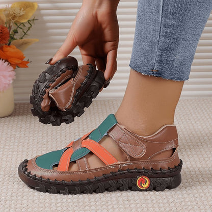 Frontansicht der Ledersandalen für Damen mit geschlossener Zehenkappe