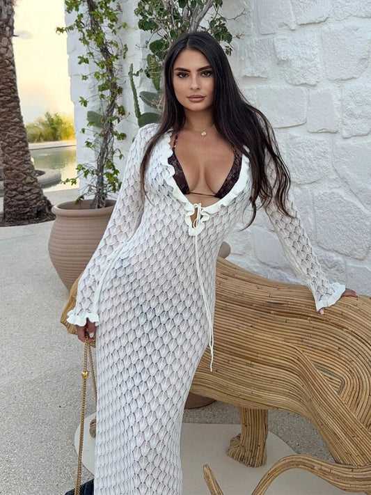 Gehäkeltes Strick-Maxi-Kleid für den Strand mit tiefem Ausschnitt, Schnürung und Rüschen-Details