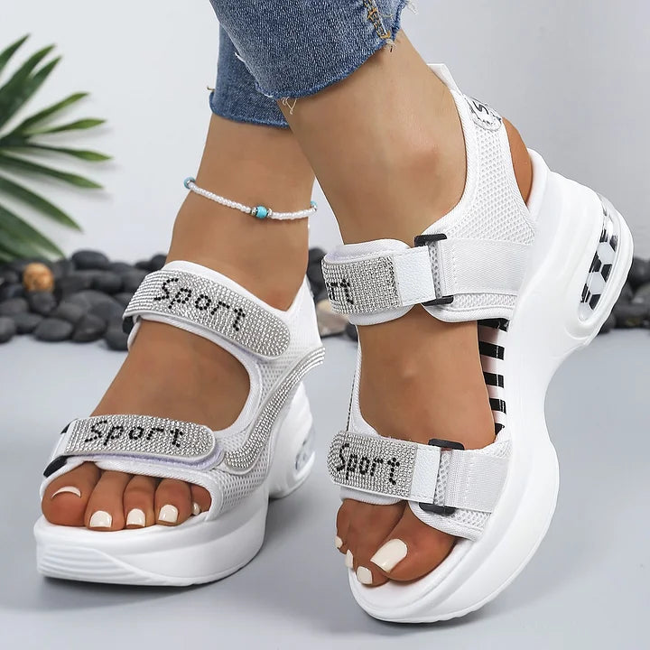 Detailaufnahme der Strassriemen an Damen Plateau Sandalen