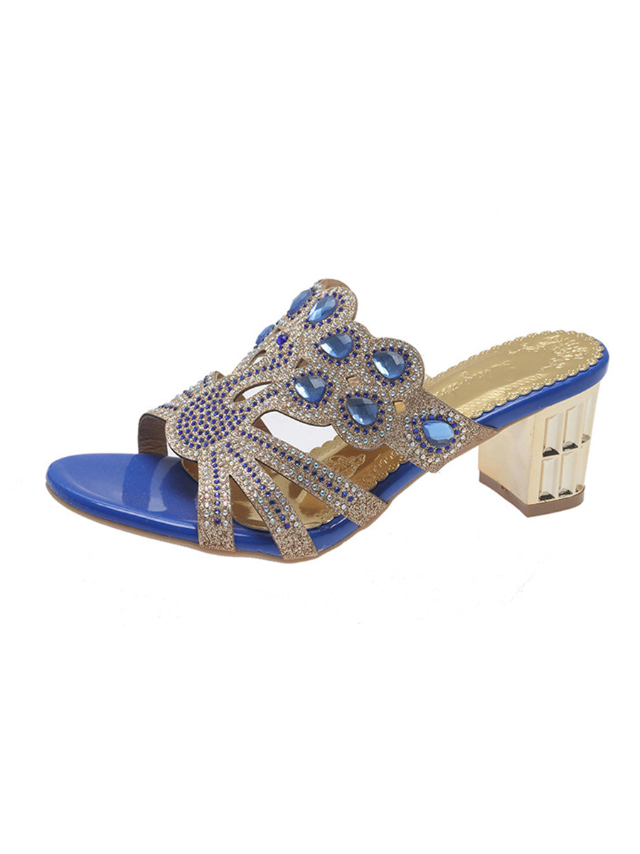 Elegante Strass-Pumps für Damen mit Blockabsatz auf weißem Hintergrund