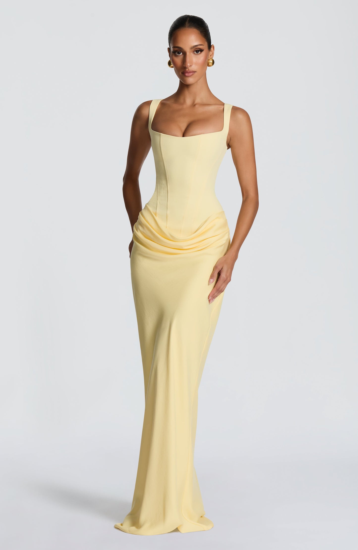 Maxikleid aus Krepp-Satin mit Wasserfallausschnitt und ärmellos