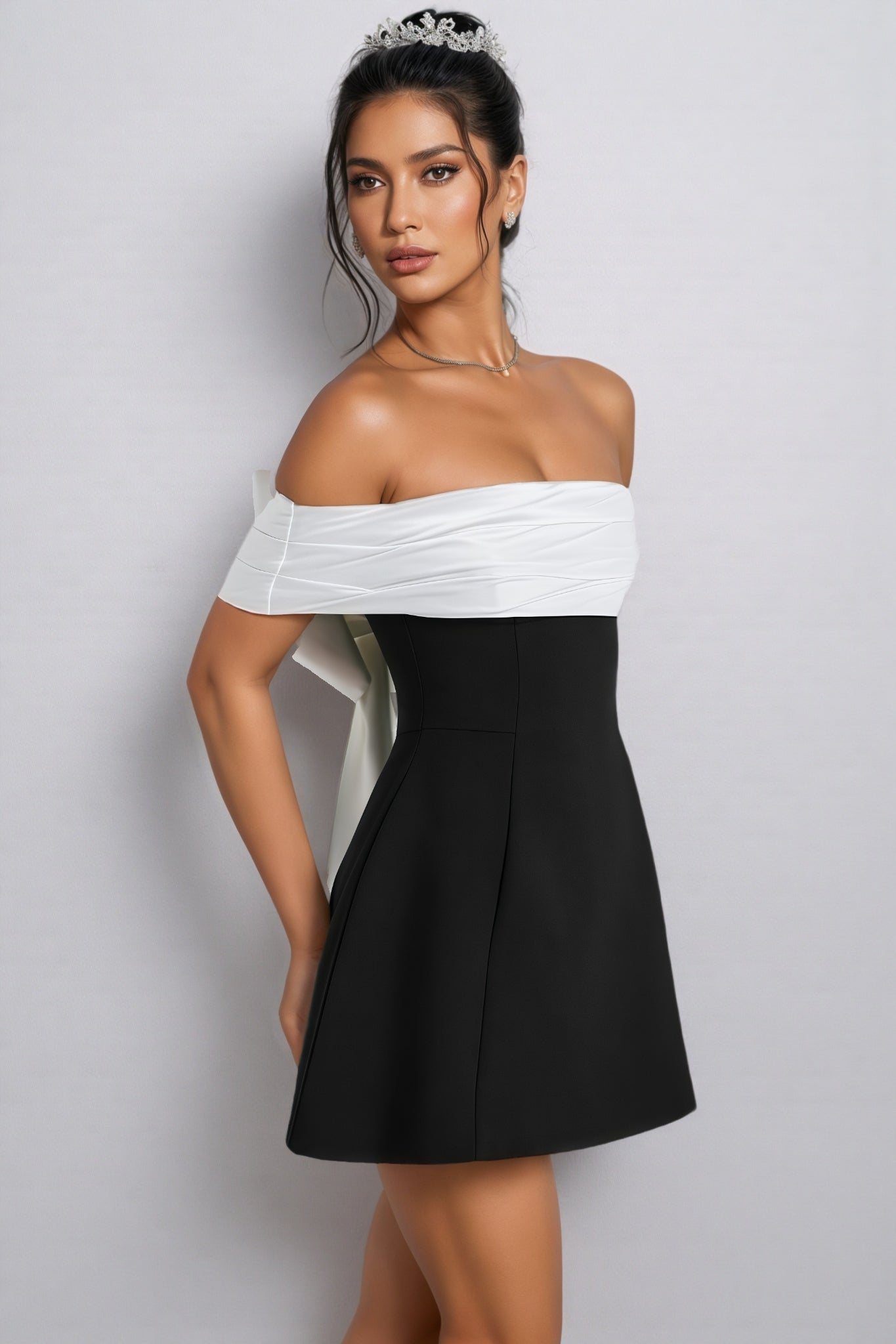 Schulterfreies Bardot-Minikleid aus Krepp Schwarz Weiß