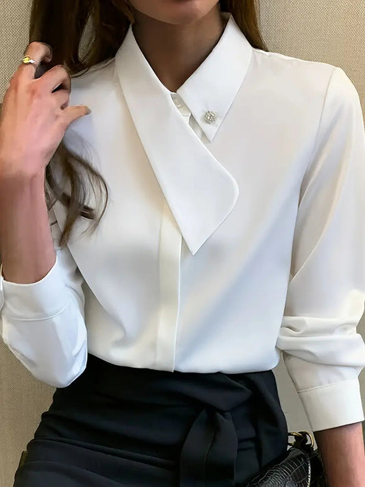 Luxuriöse Damenbluse mit asymmetrischem Kragen