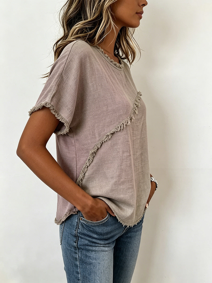 Detail des Fransensaums an einem locker geschnittenen Damen T-Shirt