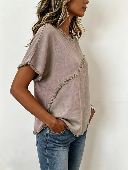 Detail des Fransensaums an einem locker geschnittenen Damen T-Shirt