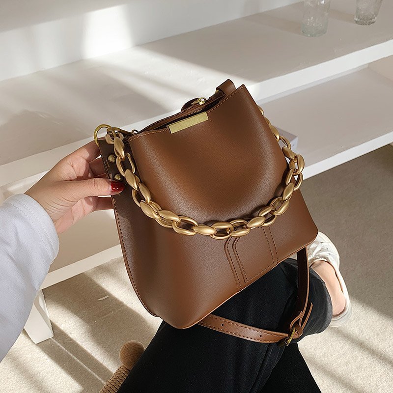 Vegane Leder-Beuteltasche mit goldener Kettenhenkel