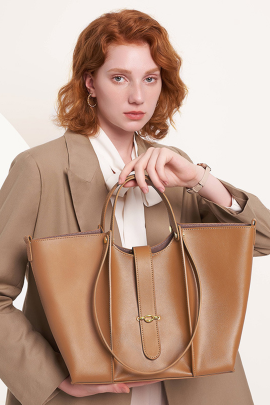 Vera Caffè | Große Business-Tasche aus veganem Ultrafiber mit Laptopfach und goldenen Details für Damen