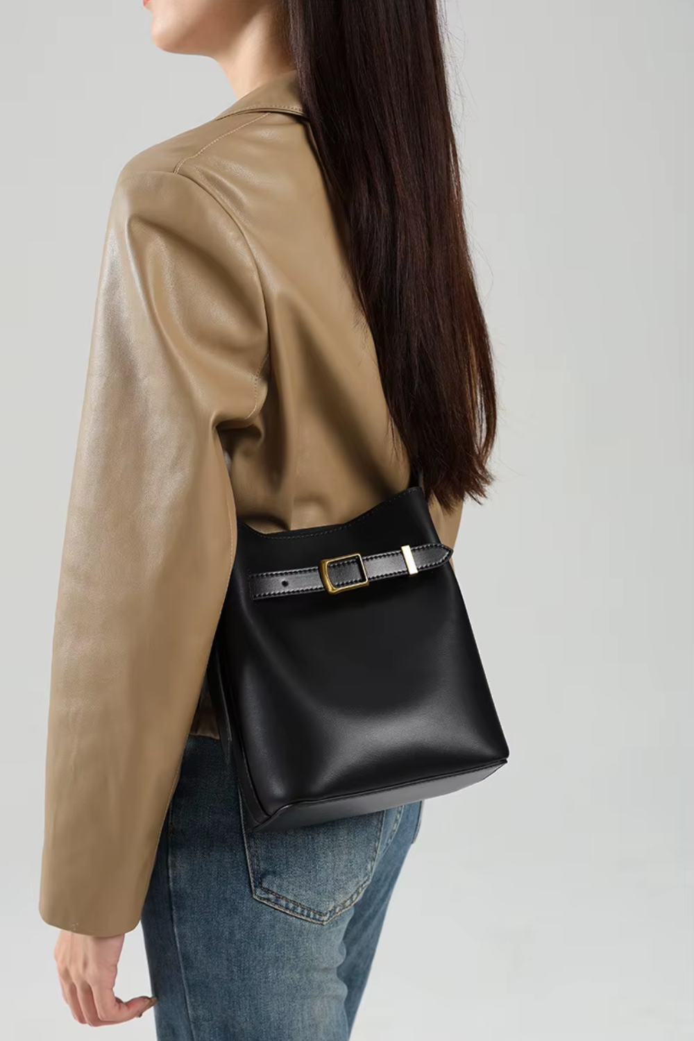 Luxuriöse Mini Crossbody-Tasche mit goldenen Details für Damen