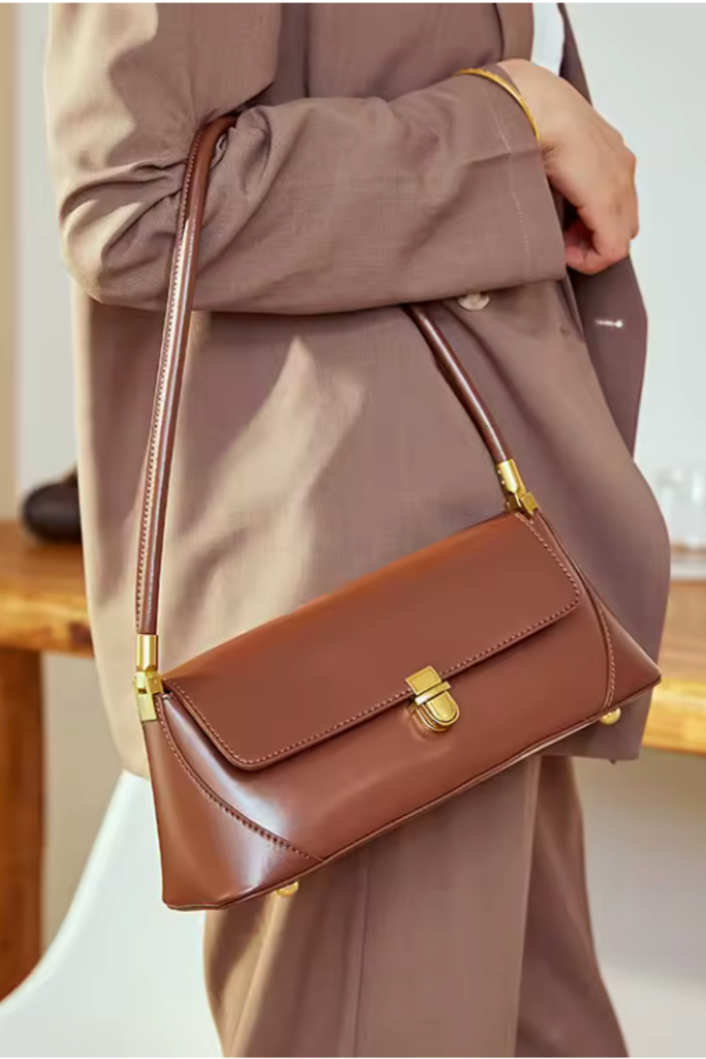 Celeste Cacao | Kompakte Handtasche aus veganem Ultrafiber mit goldenen Details für Damen