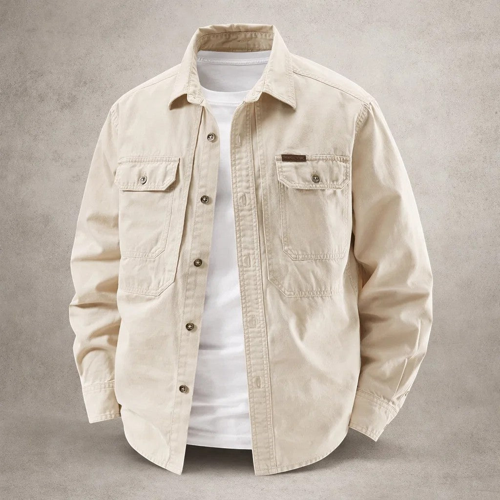 Detailansicht des Herren Overshirts mit Brusttasche, Kragen und Baumwollstoff