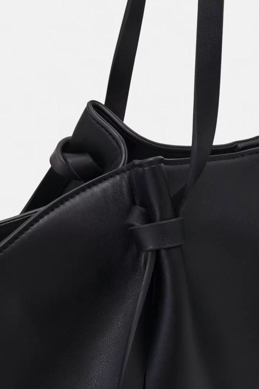 Livana Tote Schwarz | Große Tote Bag aus veganem Ultrafiber mit Laptopfach und goldenen Details für Damen