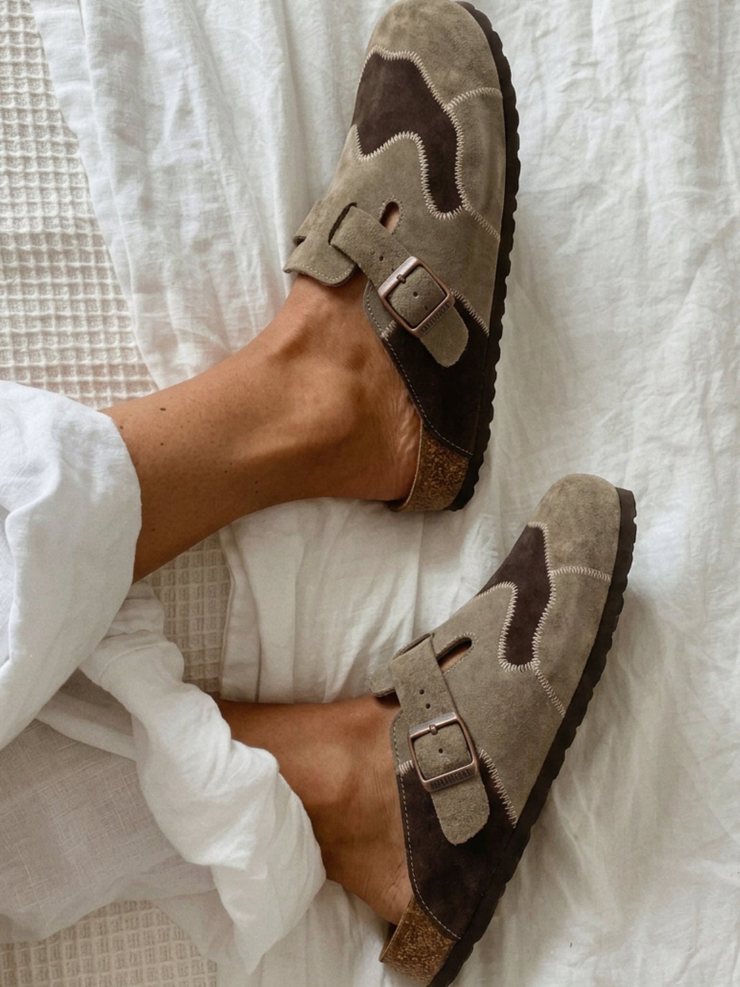 Damen Clogs aus Veloursleder in Beige mit offener Seitenansicht