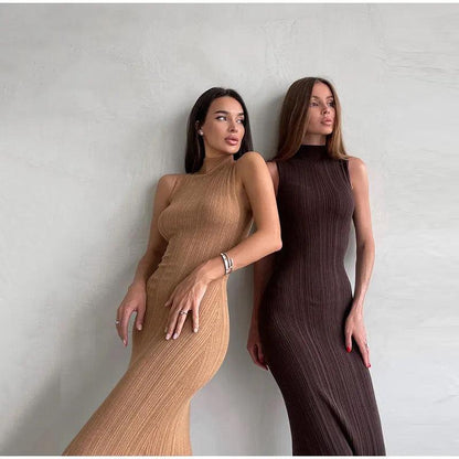 Weiches Strickkleid mit figurbetontem Oberteil und ausgestelltem Rock, Midi-Länge, Damen