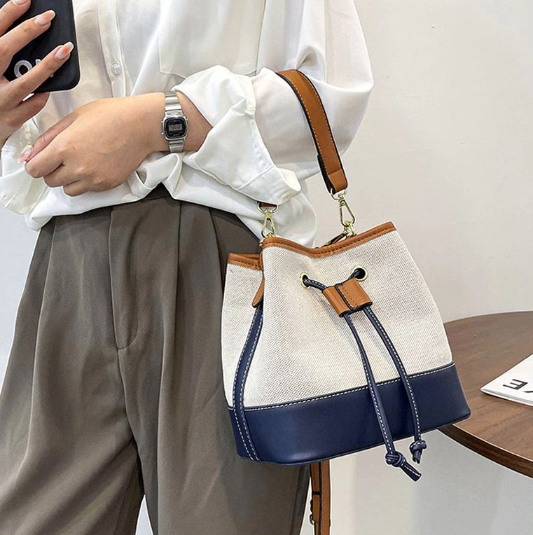 Canvas-Eimer-Tasche mit veganem Lederbesatz und Kordelverschluss
