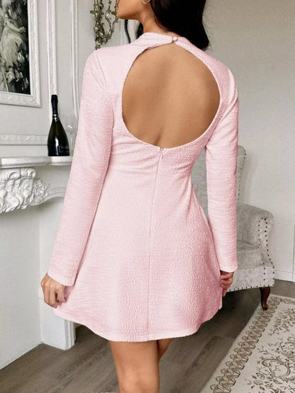Damen Minikleid mit Ausschnitt am Rücken und langen Ärmeln